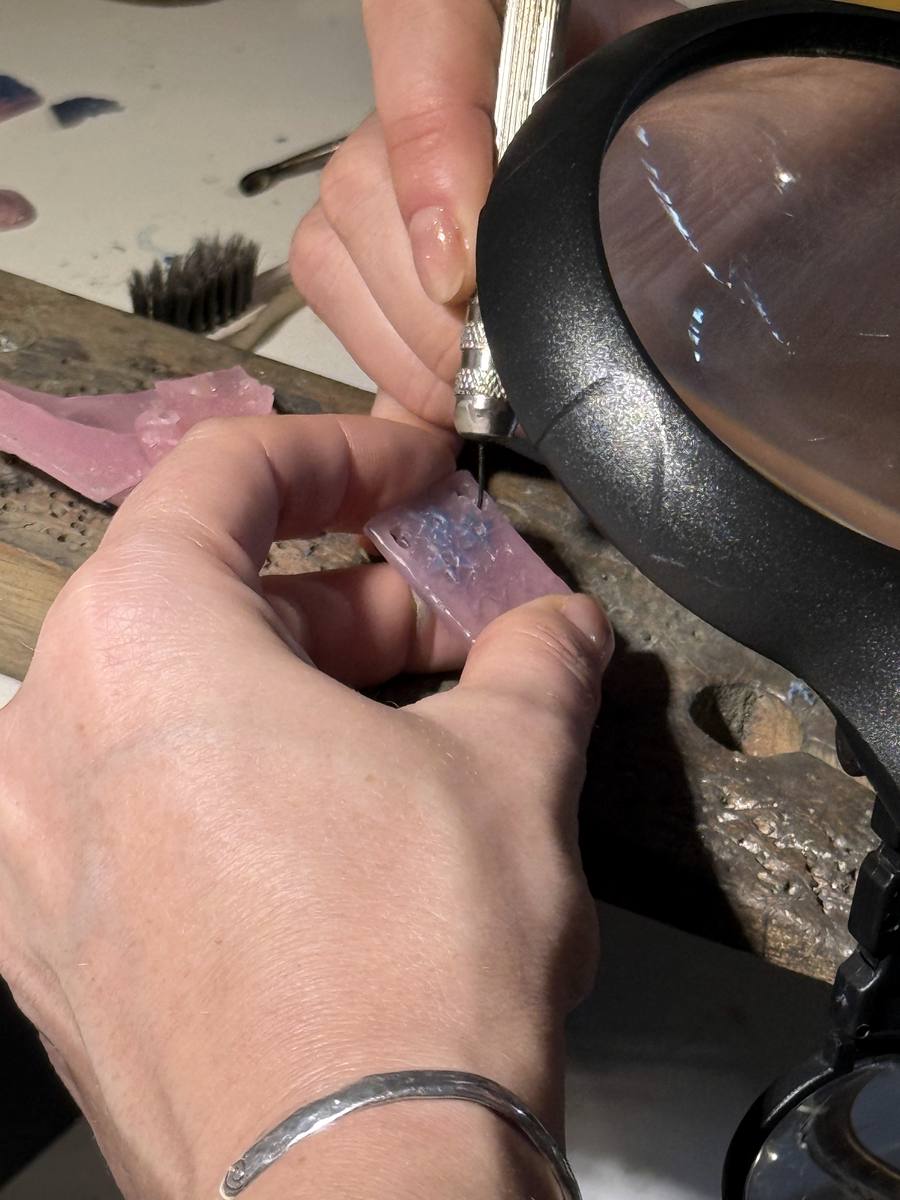 Talla de la cera con buril bajo la lupa